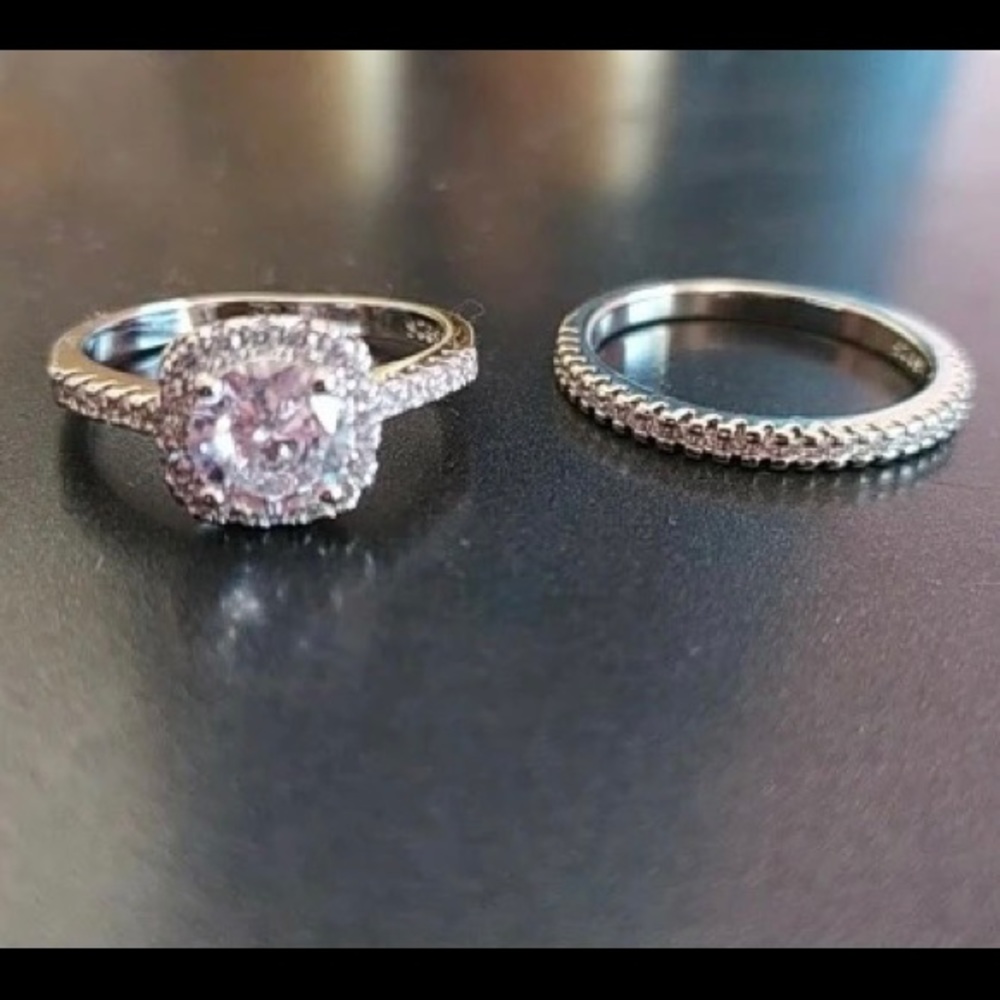 Cushion cut Solitaire engagement/wedding set - Picture 3 of 7